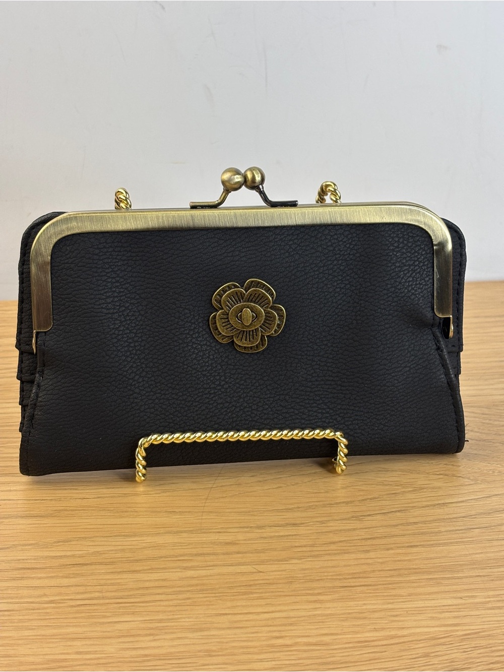 Classic Black Vegan Pebbled Leather Kisslock Gold-tone Floral Medallion Clutch